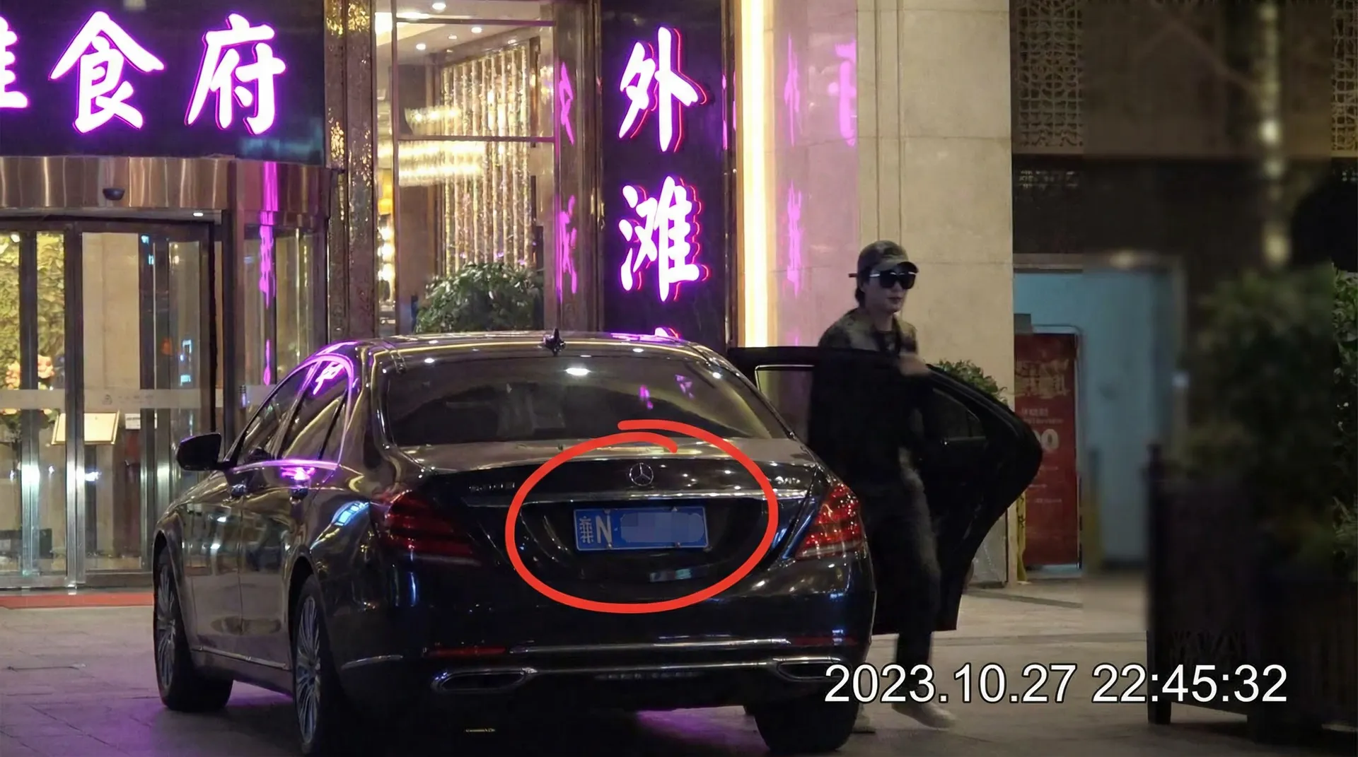 51轻量 - 豪车餐厅外偷拍