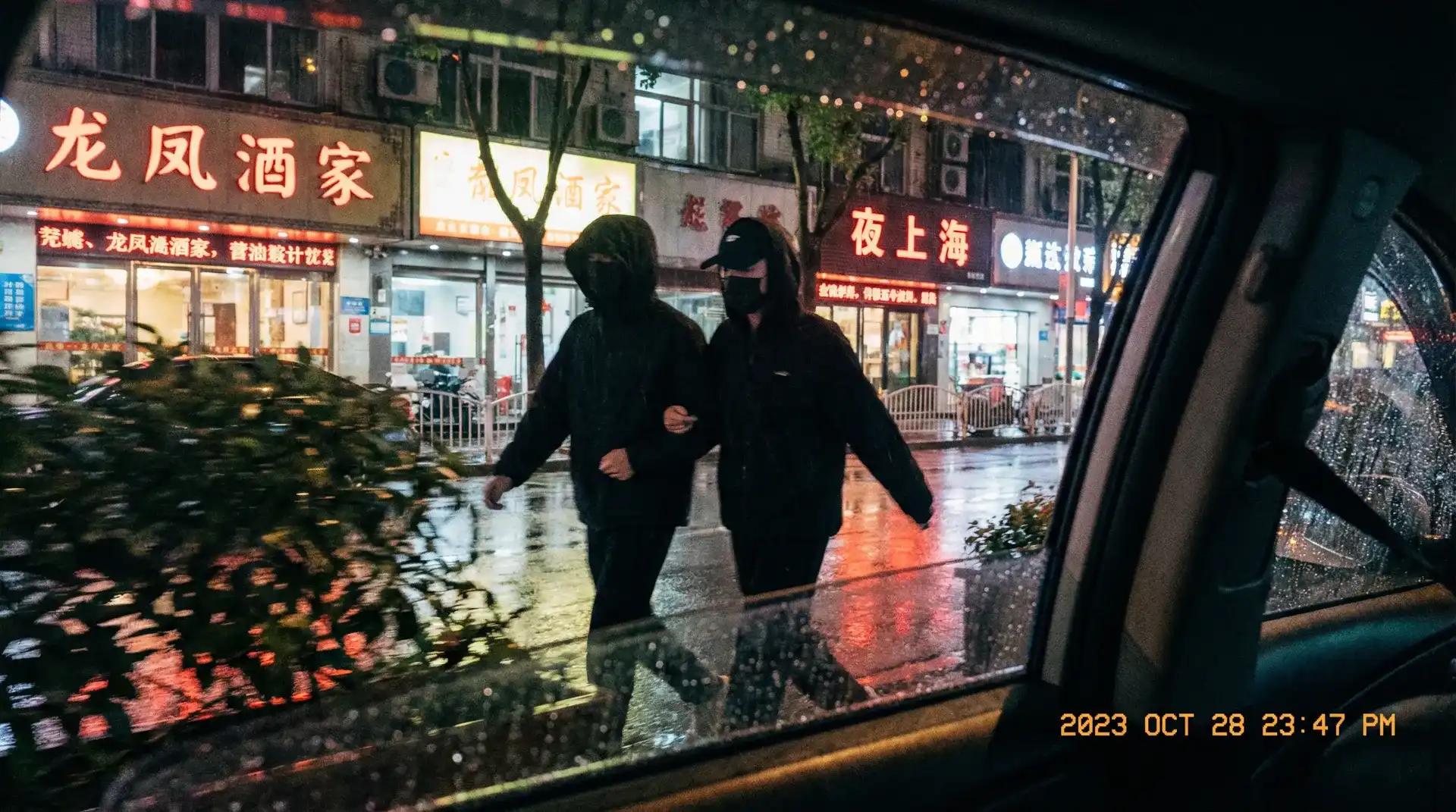 51轻量 - 顶流明星深夜密会现场抓拍照片
